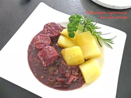 Saucisson au vin rouge